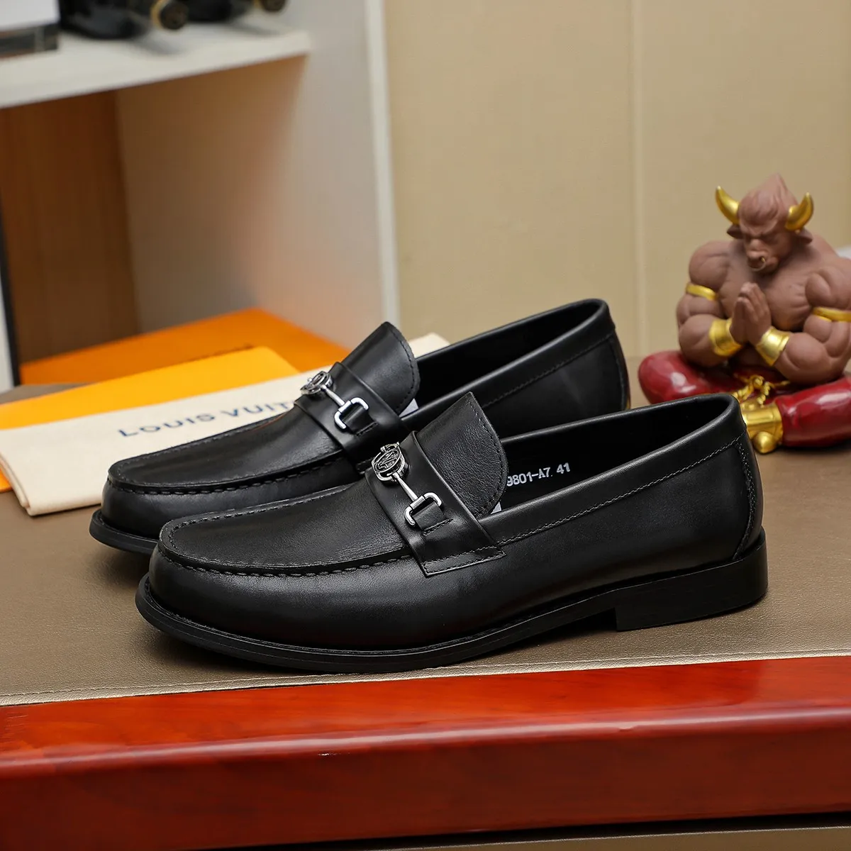 Men's shoes 460 💰 Louis Vuitton LV ® 🆕 model 🔛 full shoe counter, first layer cowhide, 🐂leather lining casual shoes for men, super soft outsole, a must-have for driving. Synchronized with the counter, original first layer cowhide, completely 1:1 mold customization 🌹 top version, color optional! Number: 38-44 (45.46 customized)